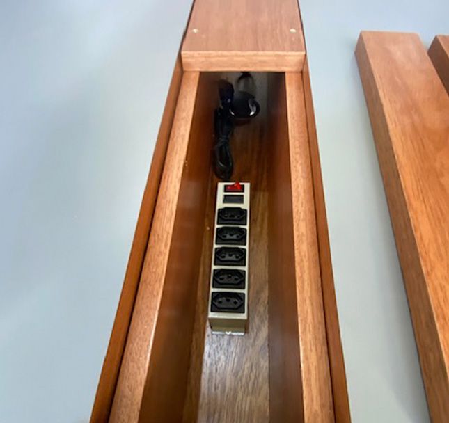 Mesa de Reunião Quilha Jequitibá Chumbo Passa Fios