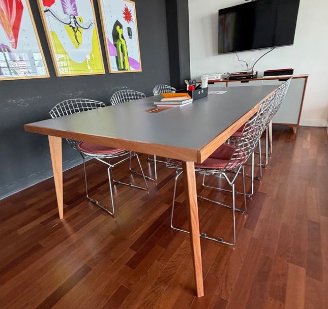 Mesa de Reunião Quilha Jequitibá Chumbo Passa Fios